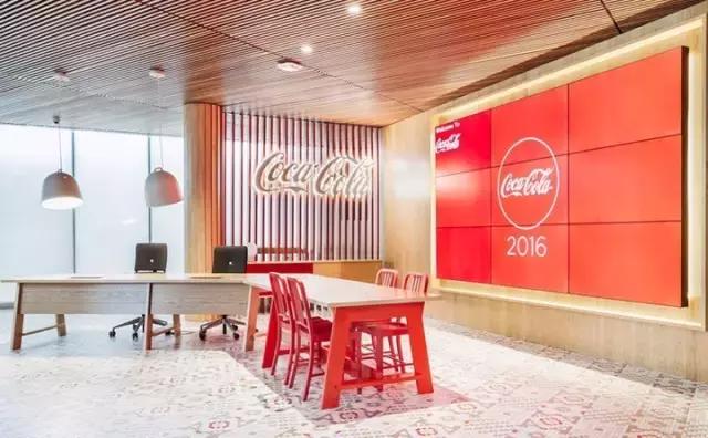 既有感官愉悅，又能體現(xiàn)品牌價值，我就服可口可樂的辦公