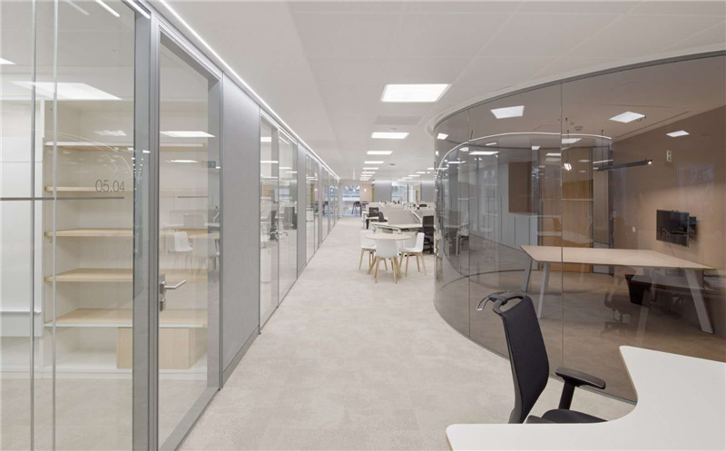 極簡風格辦公室設(shè)計，把純凈體現(xiàn)到較高程度！